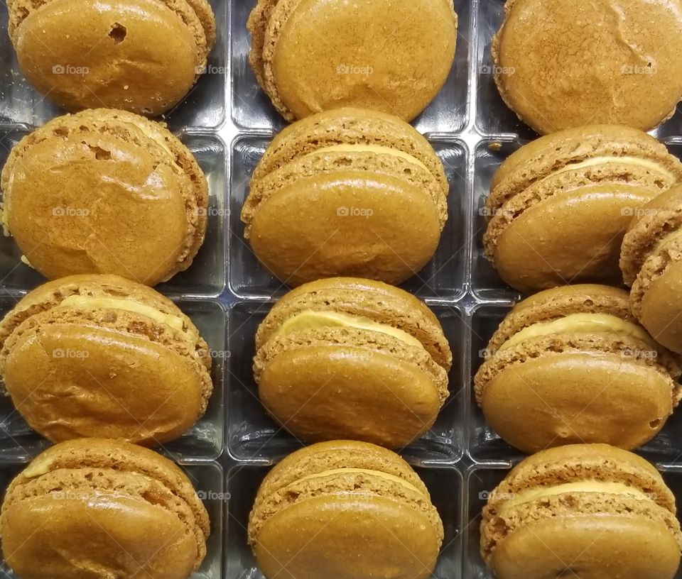 caramel macarons