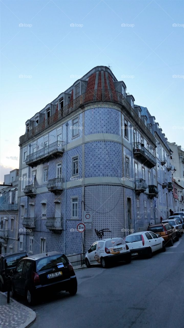 house with beautiful, old tiles in Lisbon