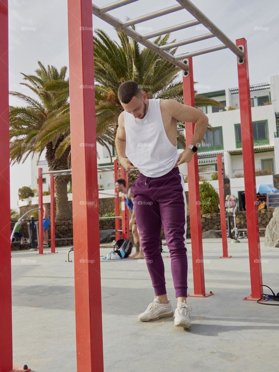 chico captado entrenando haciendo ejercicios en la calle