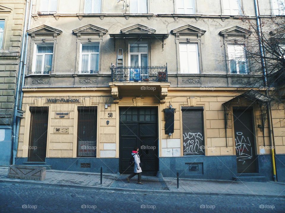 girl travels around the city of Lviv on foot