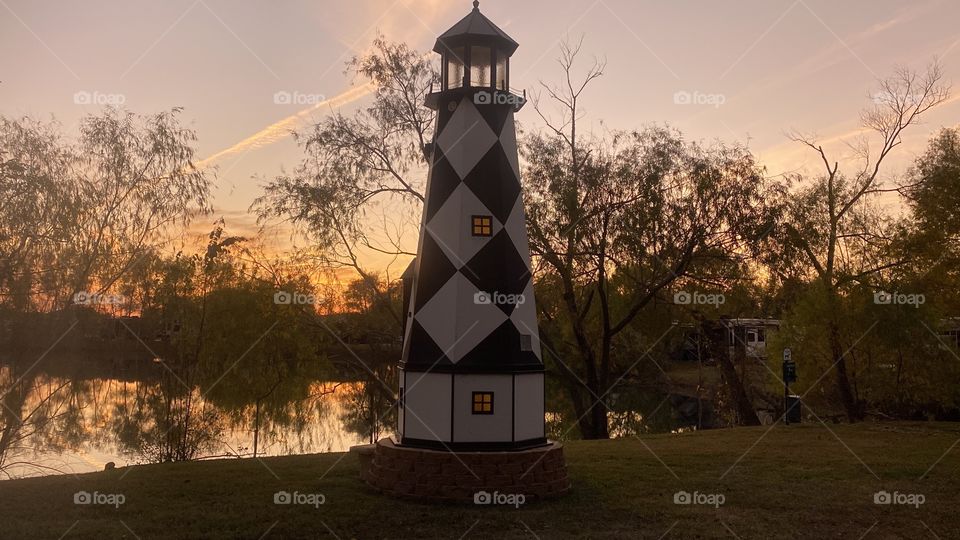 Even with the disappearance of colours as the evening wears on this majestic lighthouse is going to work for the evening. 
