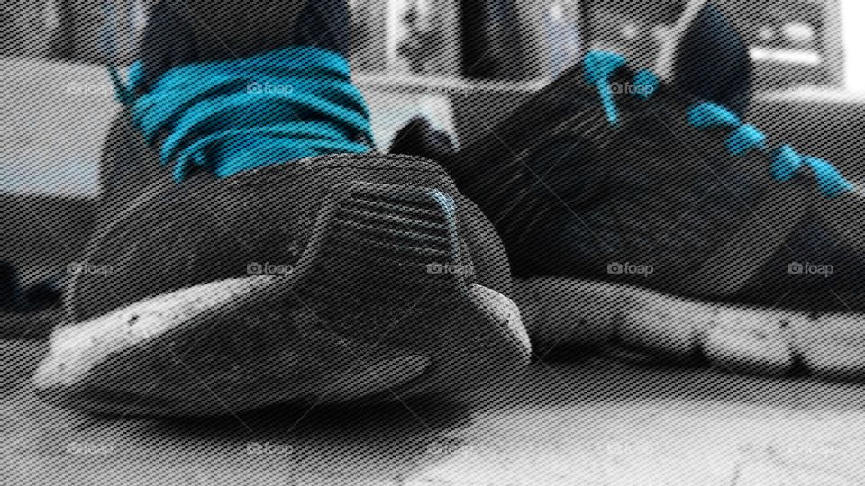 calçado velho no chão tênis cadarço azul