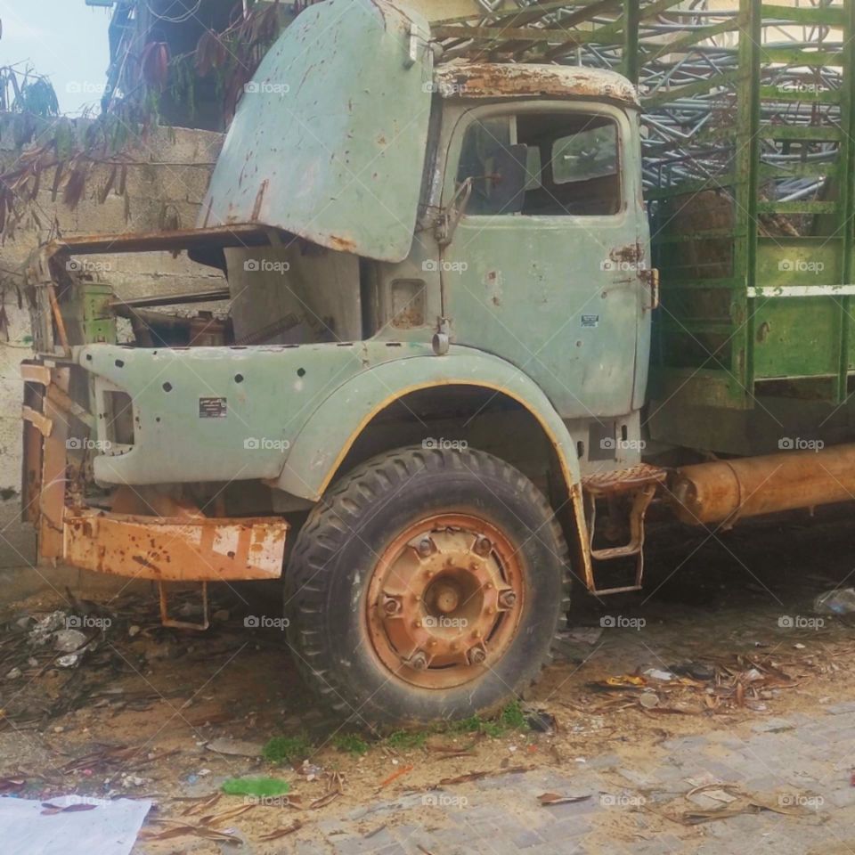 A wonderful picture that I took of a very old truck that describes it in one of the lanes next to us. This truck is now old, but it has a wonderful aesthetic value