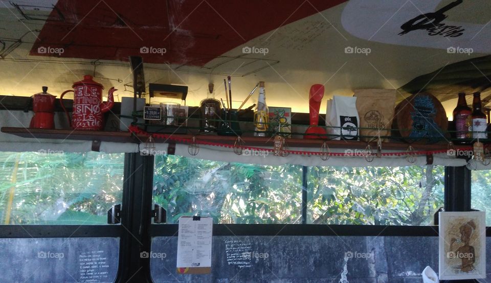 Decoração retrô numa agradável cafeteria instalada num antigo ônibus num dos parques urbanos do Recife