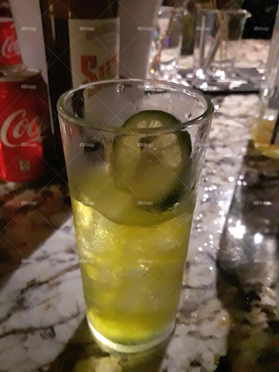 There are cocktails with lemon and tonic water