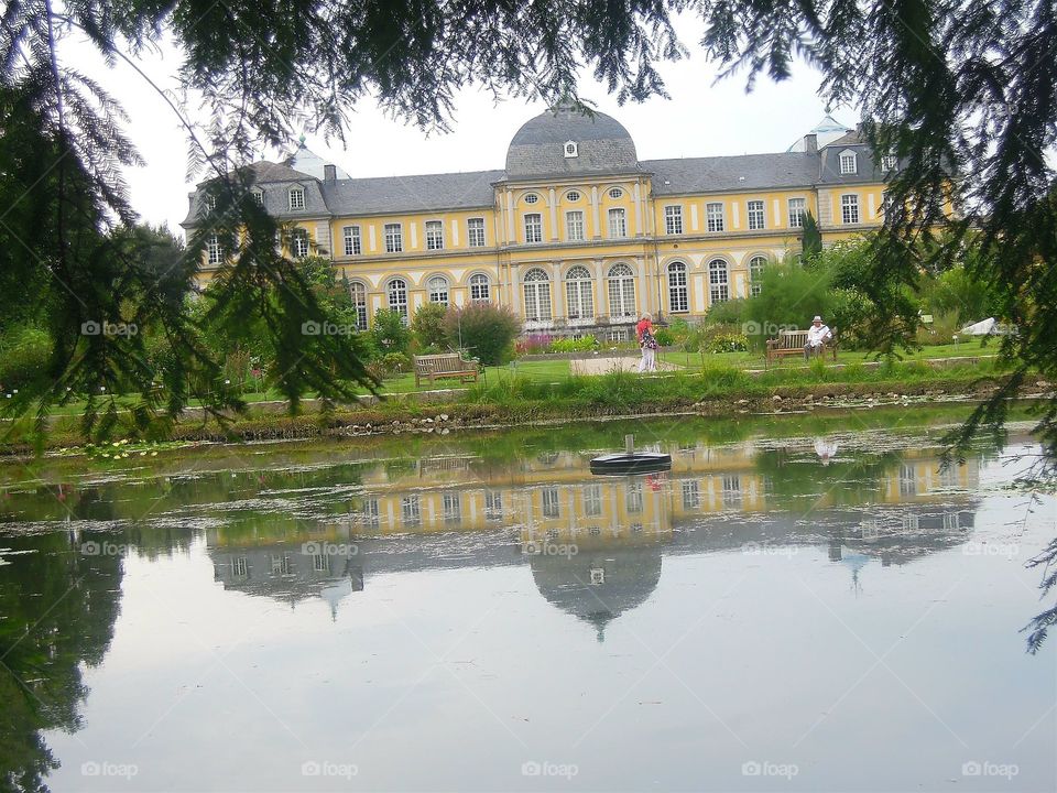 Schloss mit Spiegelung im Teich