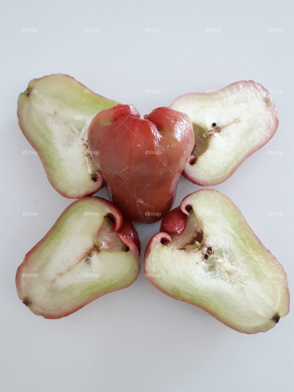 rose apple fruit. The health benefit of rose apples include their ability to detoxify the liver, improve digestion, protect against diabetes, boost the immune system, lower cholesterol, prevent cancer, eliminate fungals & bacterial infection.