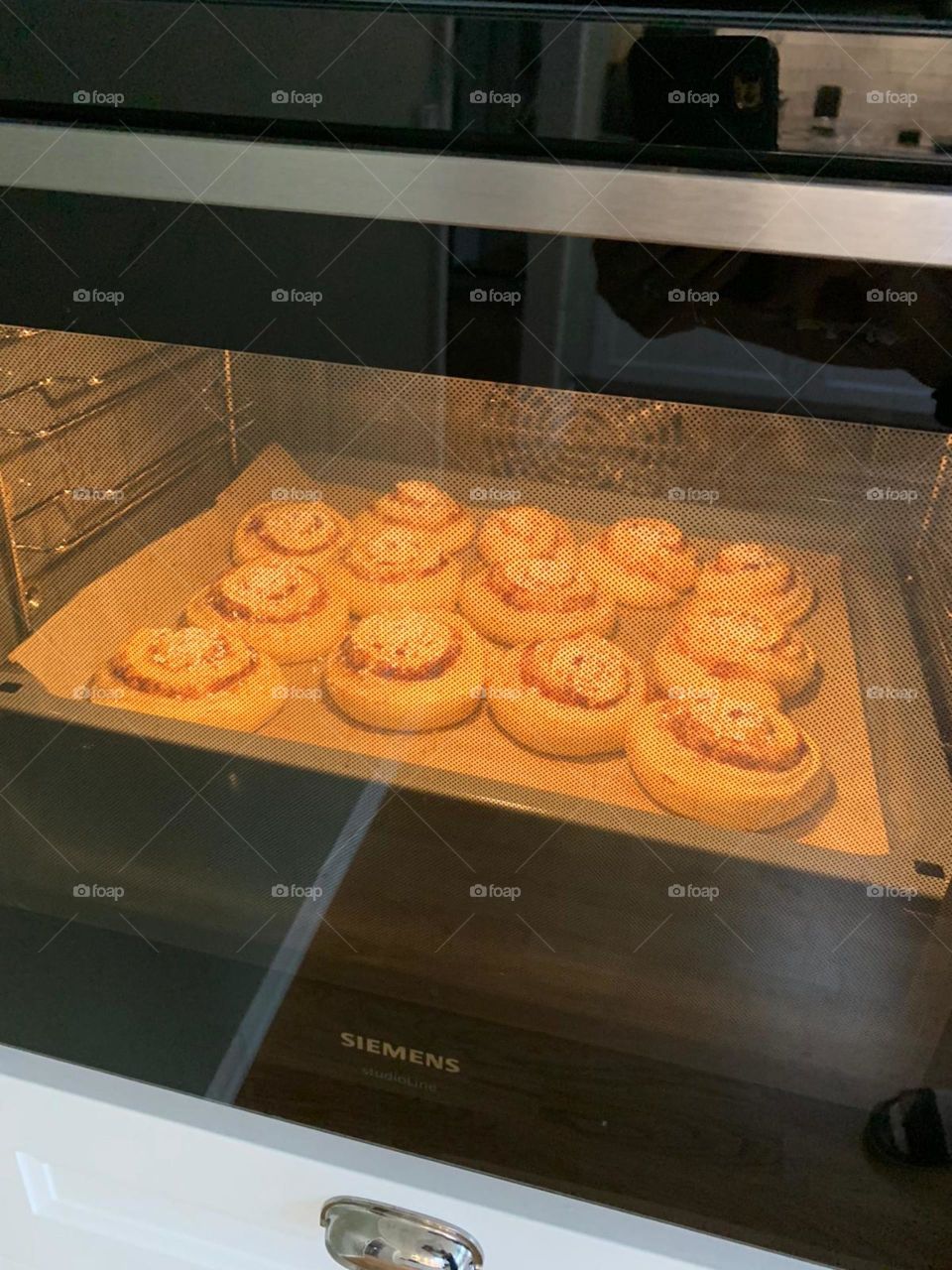 Cinnamon buns in the oven
