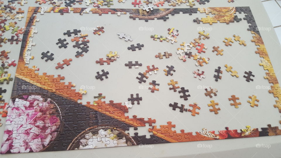 Arrangement of puzzle pieces