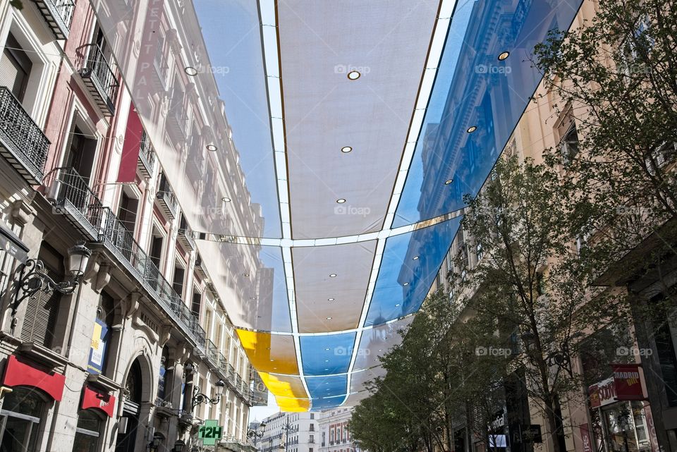 Colored fabrics to shade the streets of Madrid