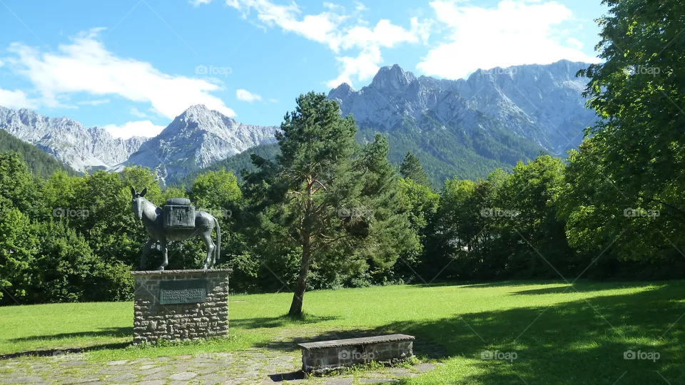 Maultierskulpur und Berge