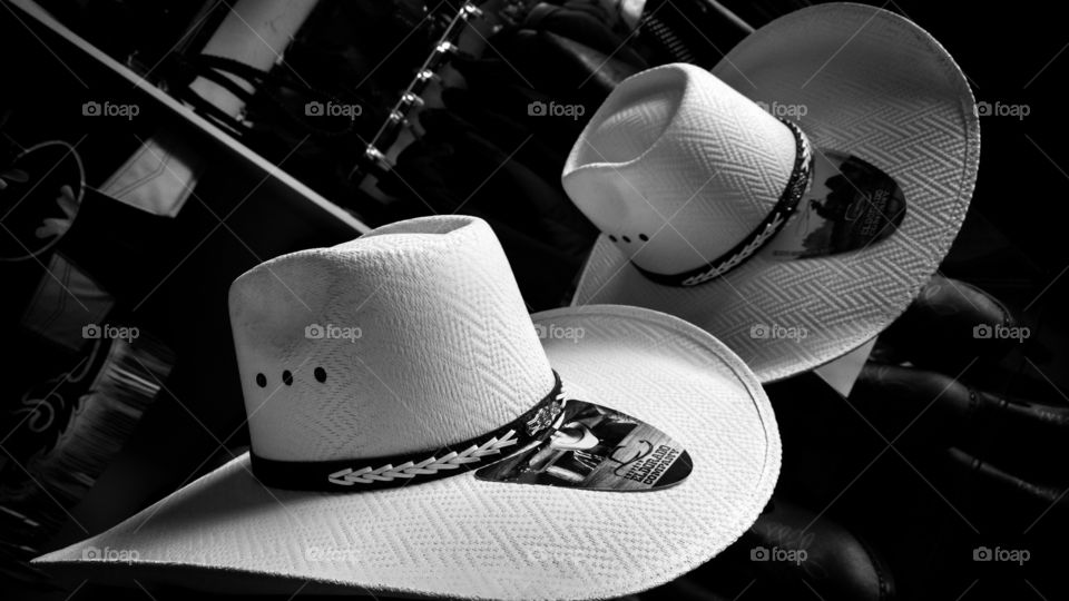 Loja country, chapéus em vitrine. Exposição de produtos.
