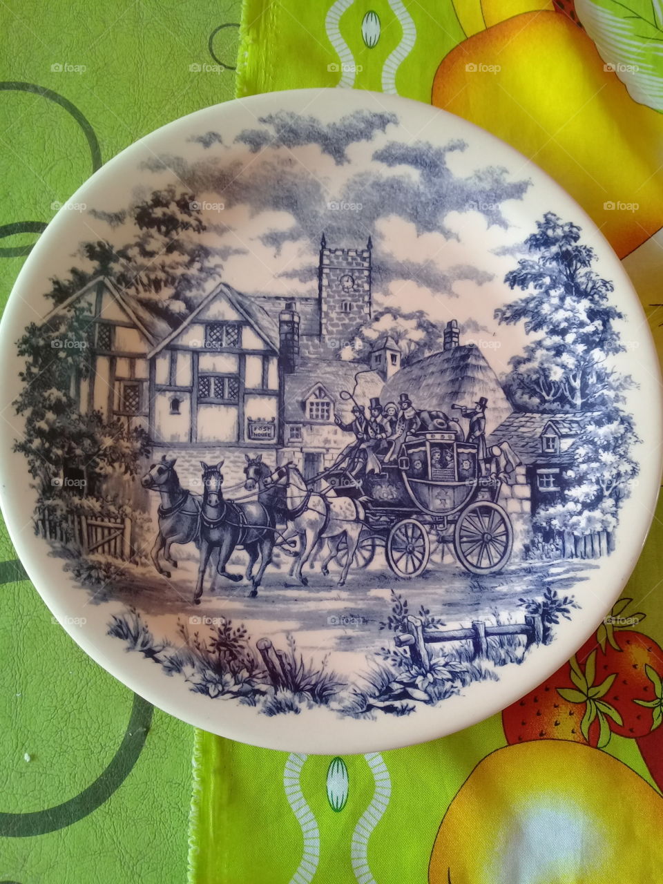plato antiguo de cerámica pintado y decorado