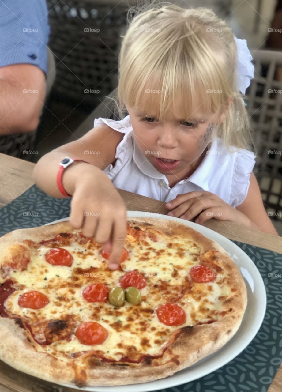 girl eating pizza Margarita