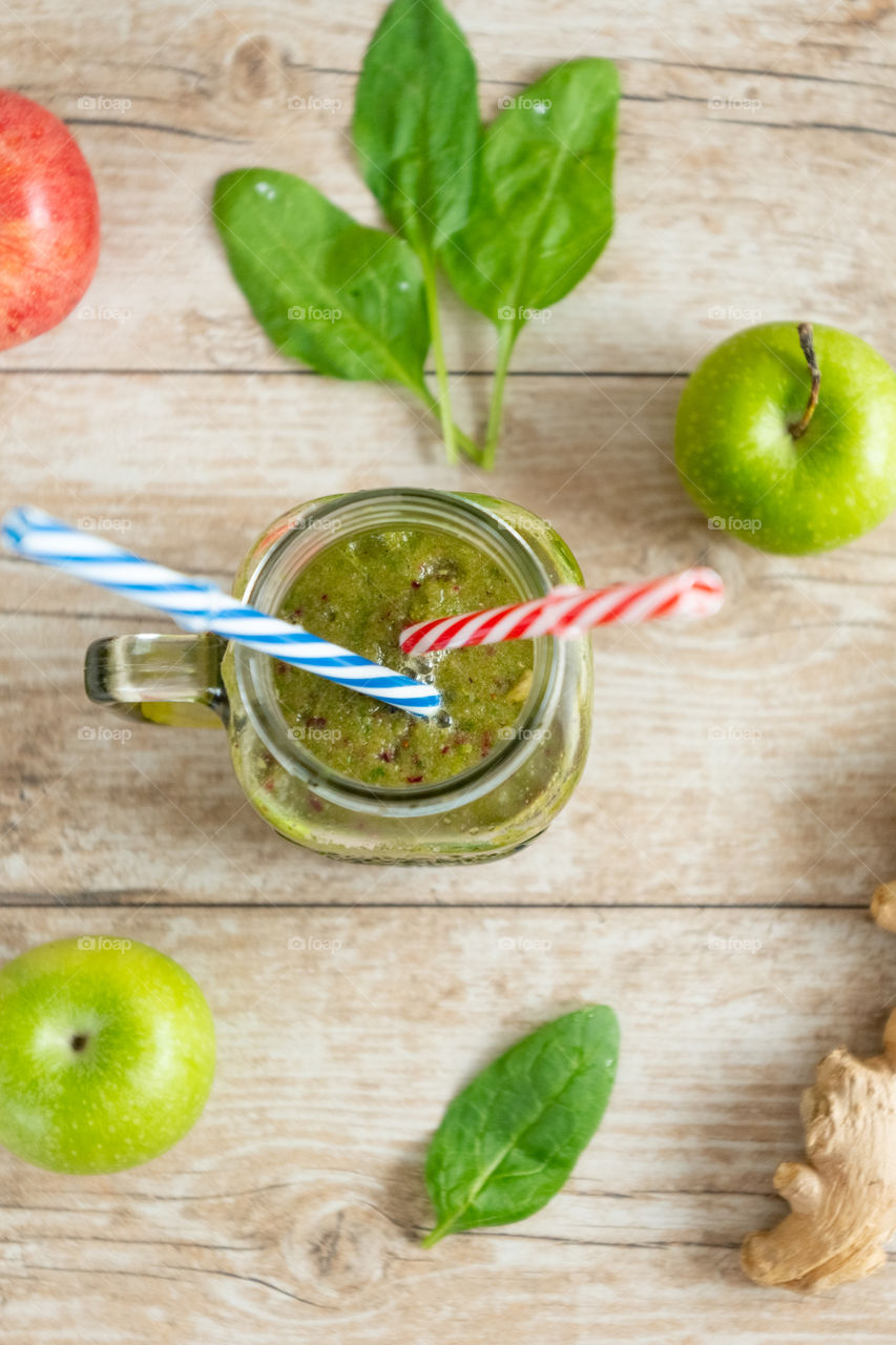 Healthy smoothie with spinach, parsley, ginger, kiwi, apple, cranberries