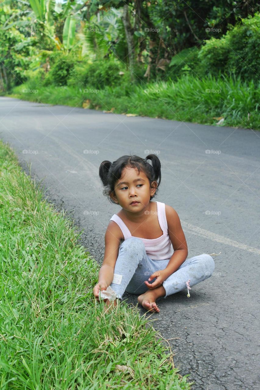 model anak perempuan kecil yang manis dan lucu
