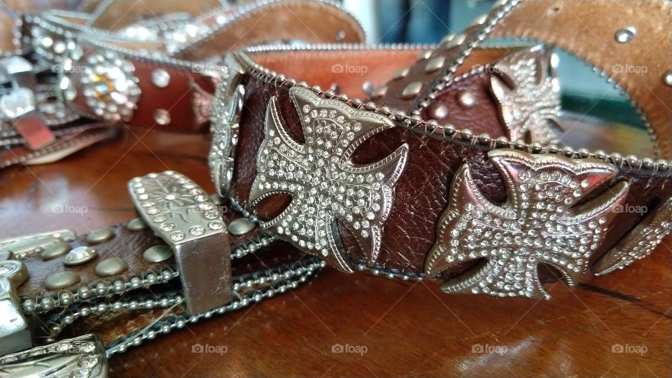 Cintos femininos de couro com pedrarias.