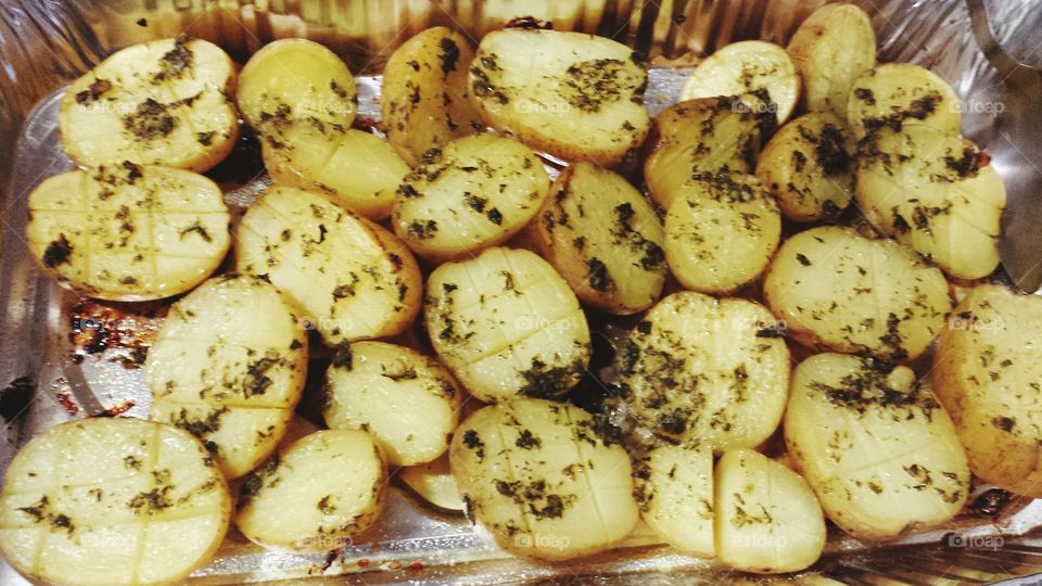 The potato chopped garlic.