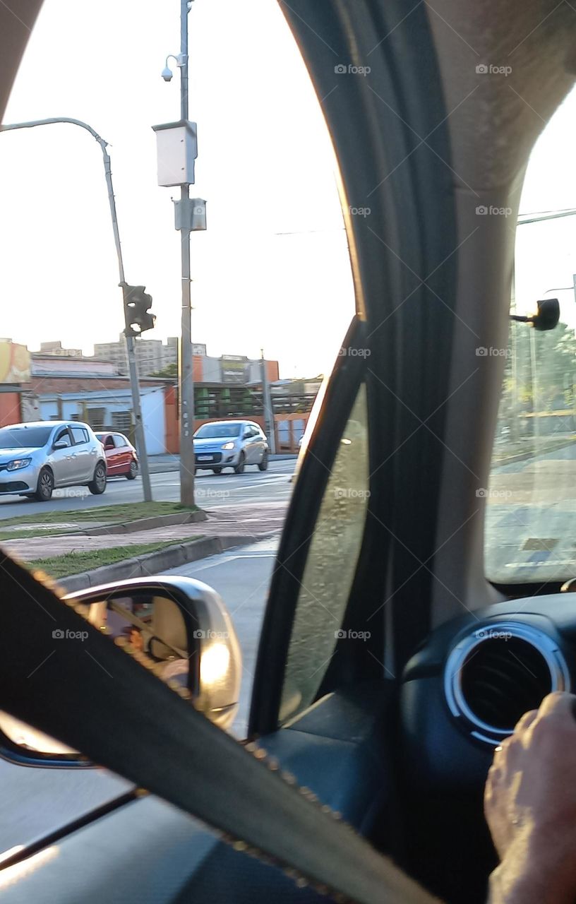 A visão, através  dos reflexos.  Os  retrovisores, fazem da parte da visão,  para que possamos conduzir nossos veículos com segurança  e proporcionar segurança  a todos que então ao nosso  redor