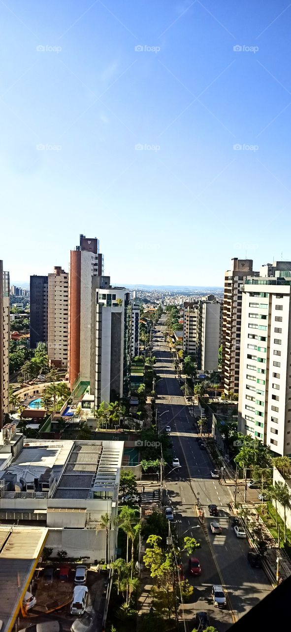 Avenida em centro urbano no Brasil