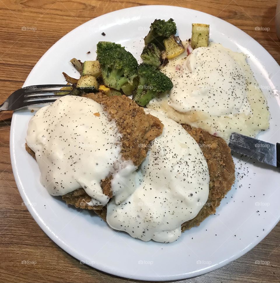 Country fried steaks, mashed potatoes and mixed vegetables for supper at Denny’s. This meal looks and tastes good. It is fulfilling enough.
