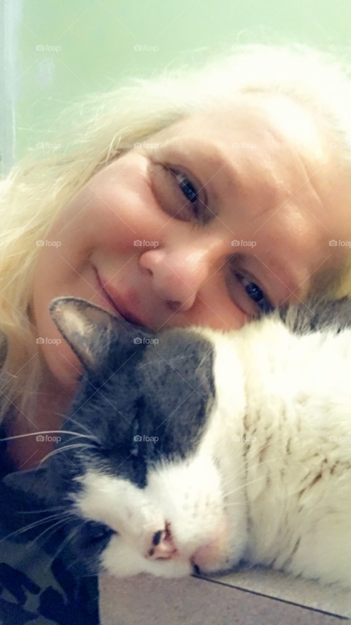 Everyone sees my pups in lots of pictures but I love my cats too! This guy sleeps on my pillow, often with a paw on my head & when I head to the bathroom he follows & gets cuddles while I do my business. Guess I do smell like roses! 🌹