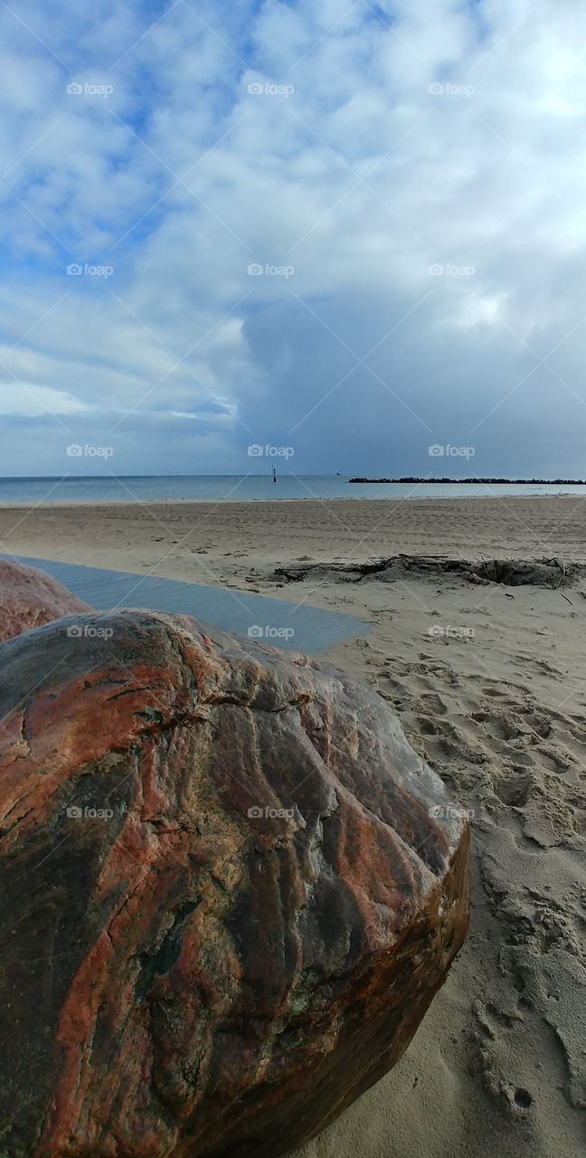 strand beach stein stone water wasser nass bewölkt