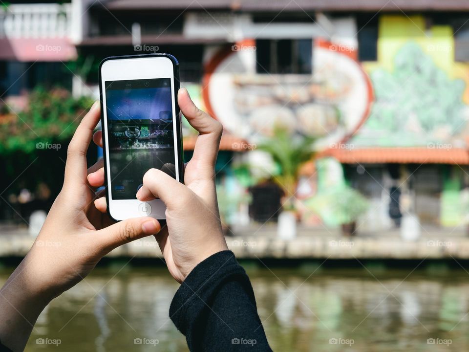 Taking a shot of a lovely scene in Melaka riverside