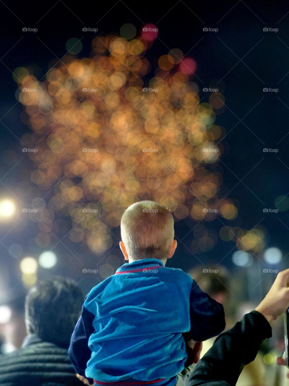 happy child to see the fireworks