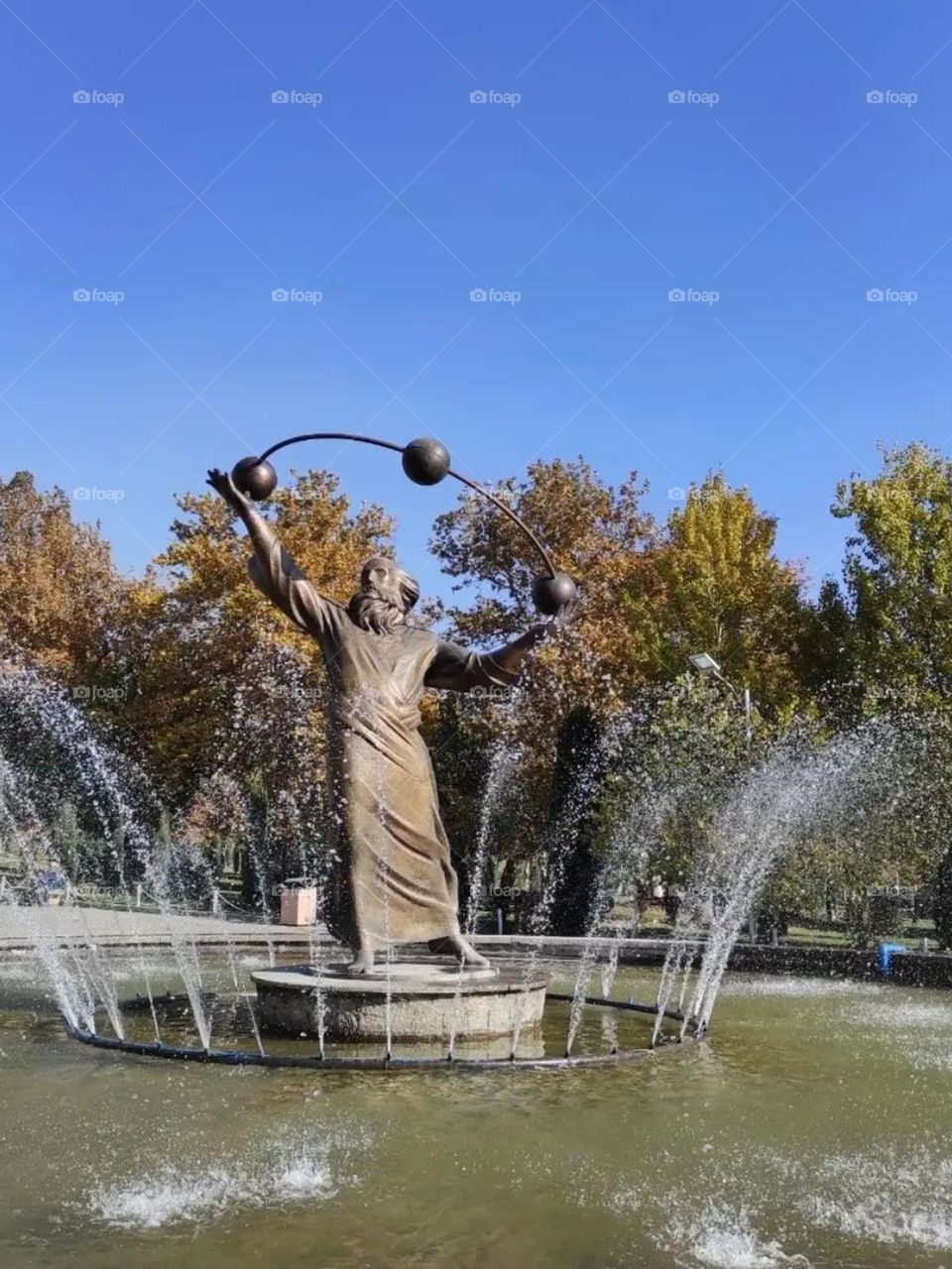 A small pool with beautiful statue and great fountains