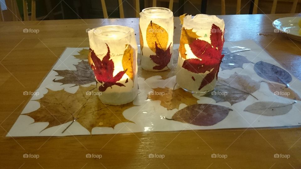 decorating the table with leafs