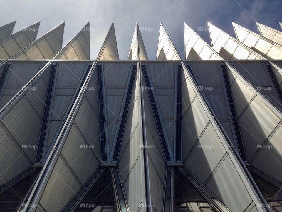 Sharp repetition of geometric structural forms