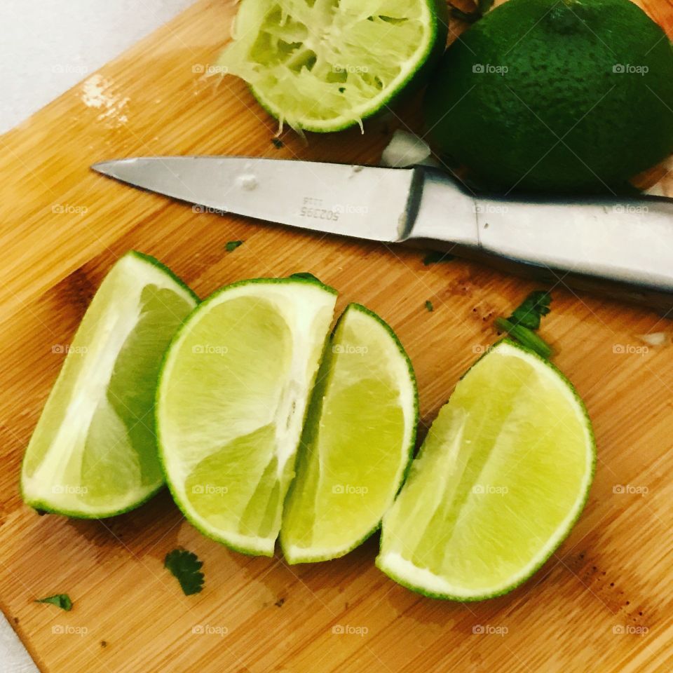Slicing  limes 