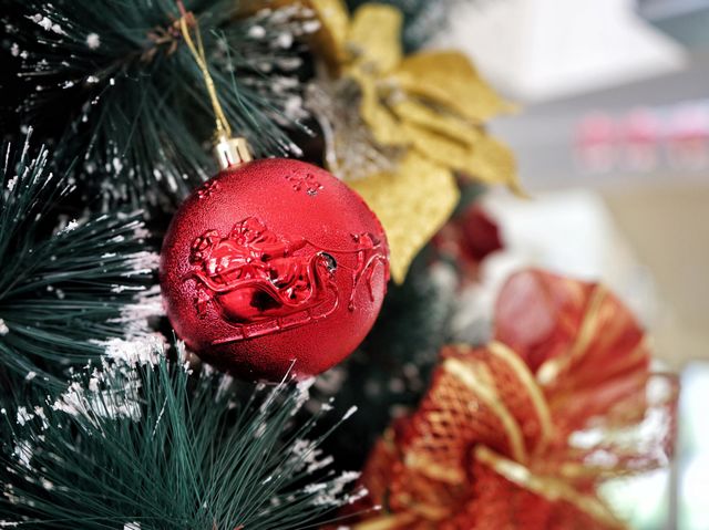 To give a cheerful and cheerful impression, Christmas trees are usually decorated in such a way that they use various knick-knacks, starting from lights, twinkling hangers, and so on.
