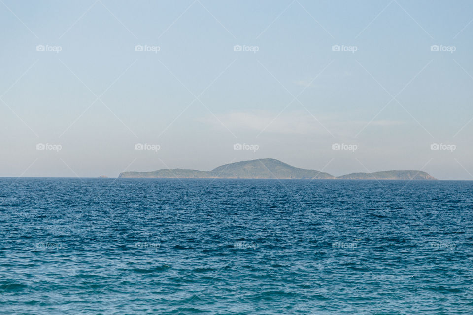 Praia com paisagem linda e fantástica no Brasil, na região do Lagos no Rio de Janeiro, em Búzios. Uma ilha incrível de conhecer!