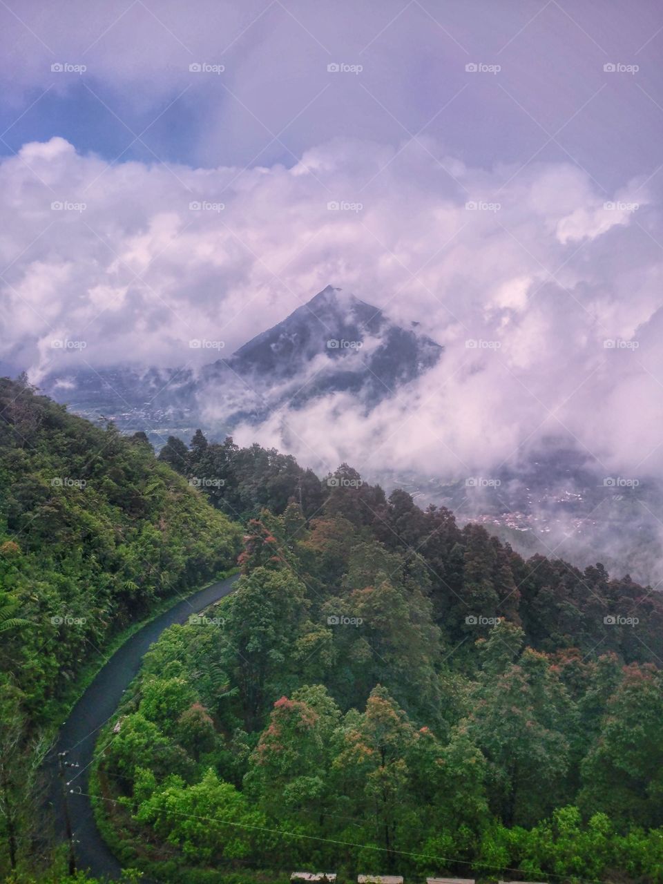 jalan dan pegunungan yang indah