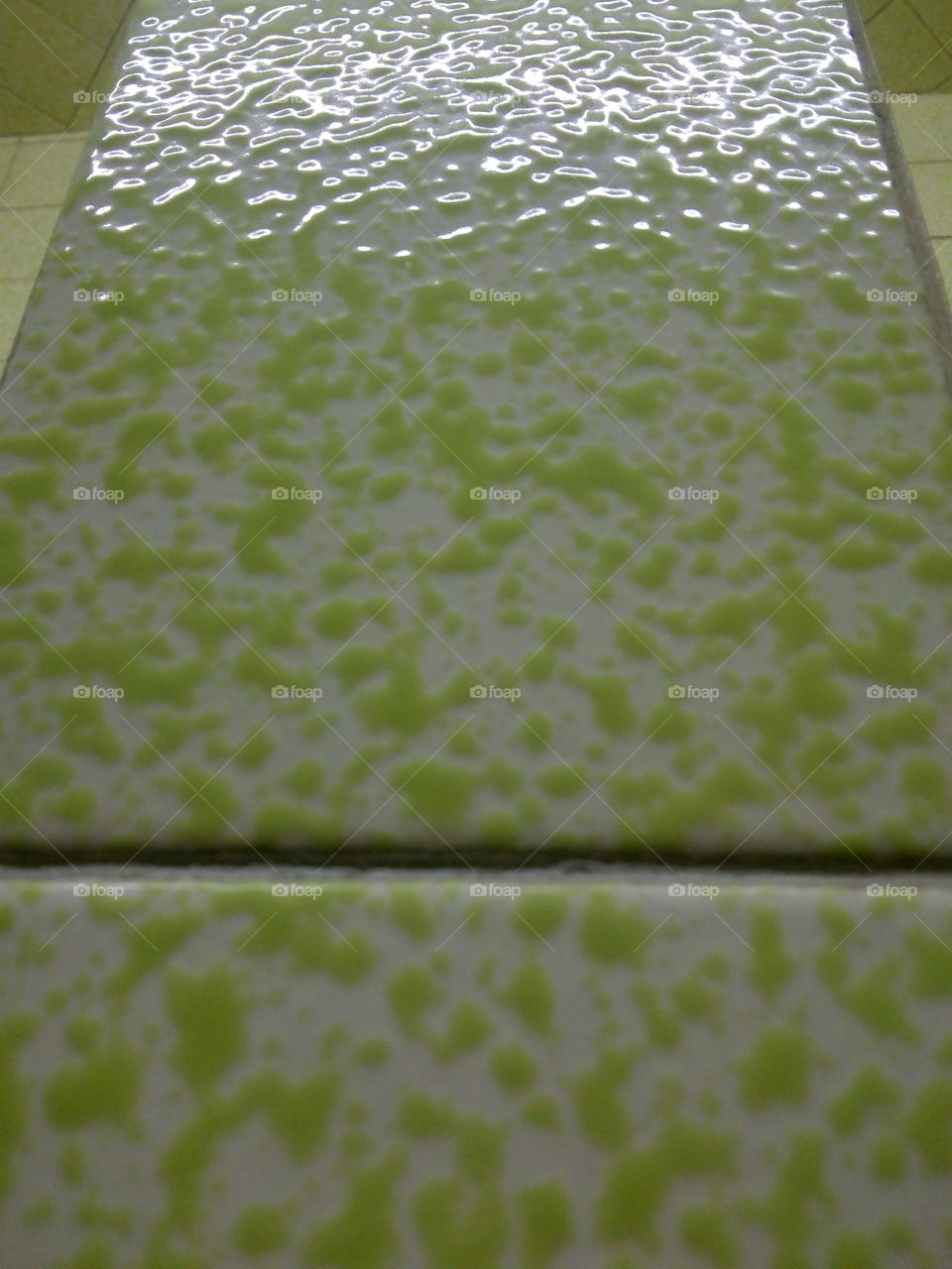 Textura y perspectivas capturada de tipo mosaico en color verde con blanco y luz al final