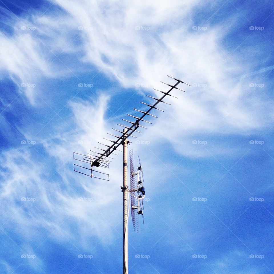 Old atenna with a modern flight passed by in the sky