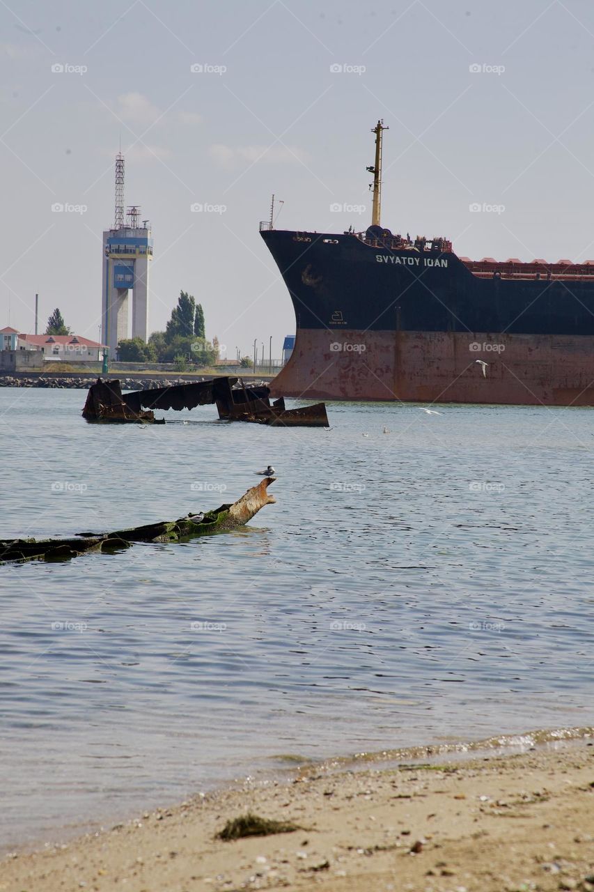 Большое грузовое судно в порту 