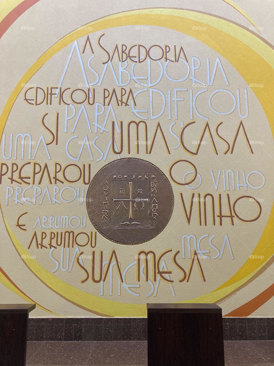 🇧🇷 “A Sabedoria edificou para si uma casa, preparou o vinho e arrumou sua mesa” - está escrito nessa Capela Católica. / 🇺🇸 “Wisdom built for herself a house, prepared the wine and set her table” - it is written in this Catholic Chapel.