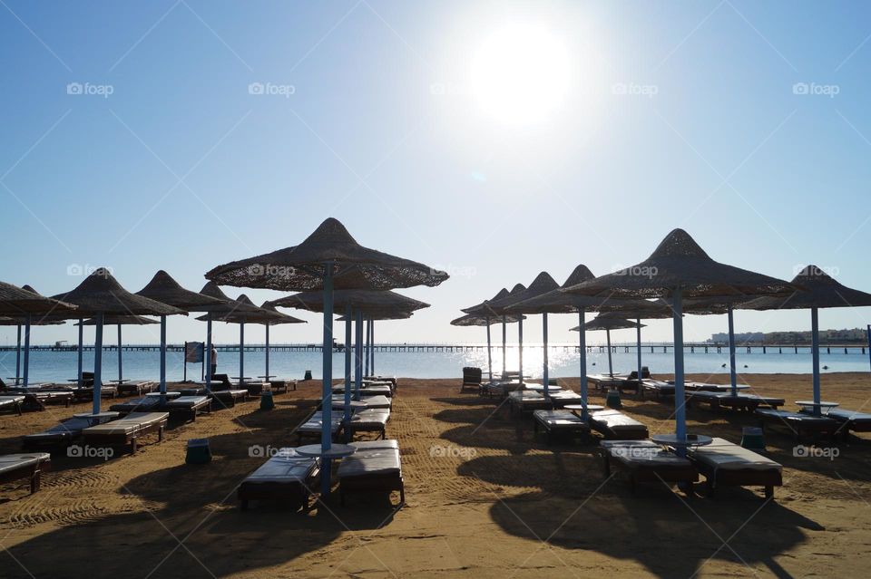 parasole i bardzo gorące słońce