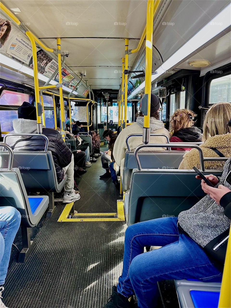 All these people are riding the „B43“ bus with me from „Greenpoint“ to „Bushwick“, Brooklyn on a sunny afternoon in January 2024. Hypnotic Productions