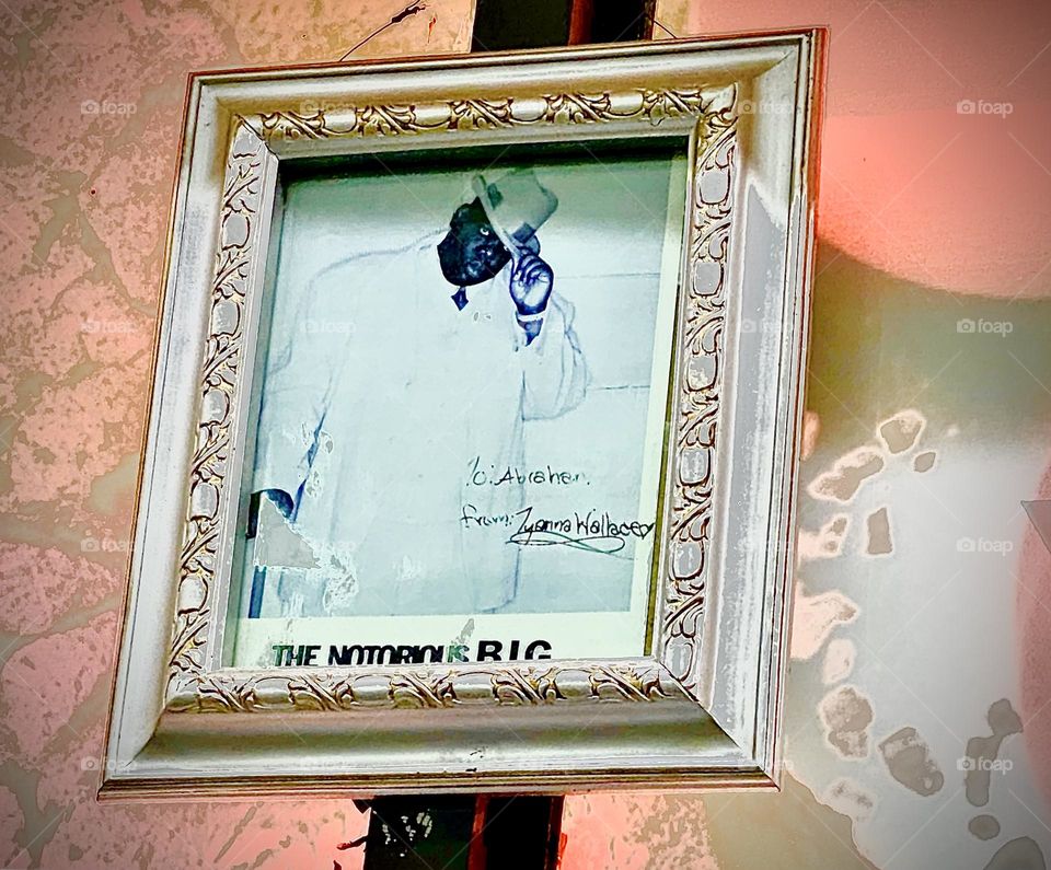 The promotional photograph of „Christopher Wallace“ a.k.a. the „Notorious B. I. G.“ signed by his daughter „T’yanna“ is dedicated to one of the owners at the KEYFOOD supermarket on „Fulton St“ & „St James Place“. 2022. Hypnotic Productions