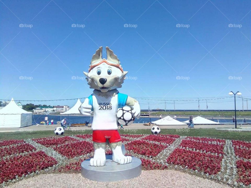 wolf hammering mascot of the FIFA championship