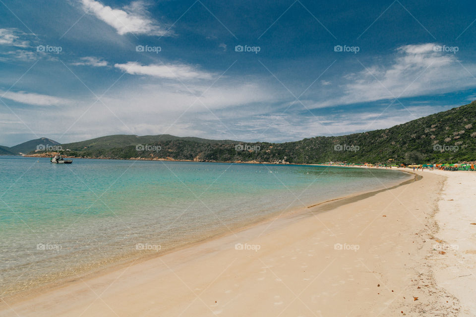 Praia com paisagem linda e fantástica no Brasil, na região do Lagos no Rio de Janeiro, em Búzios. Uma ilha incrível de conhecer!