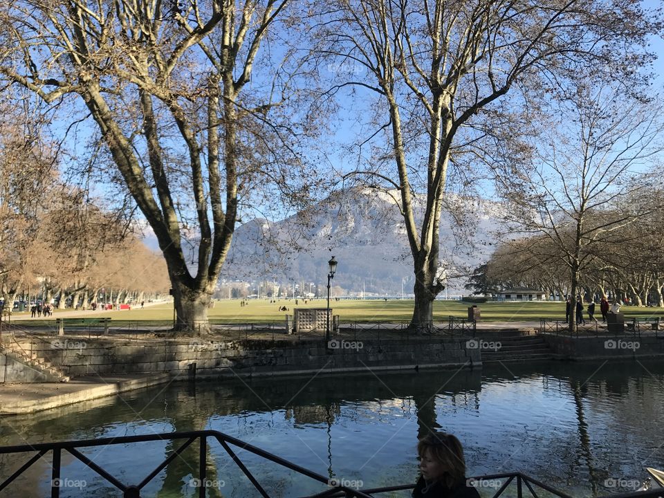 annecy lake mountain fall