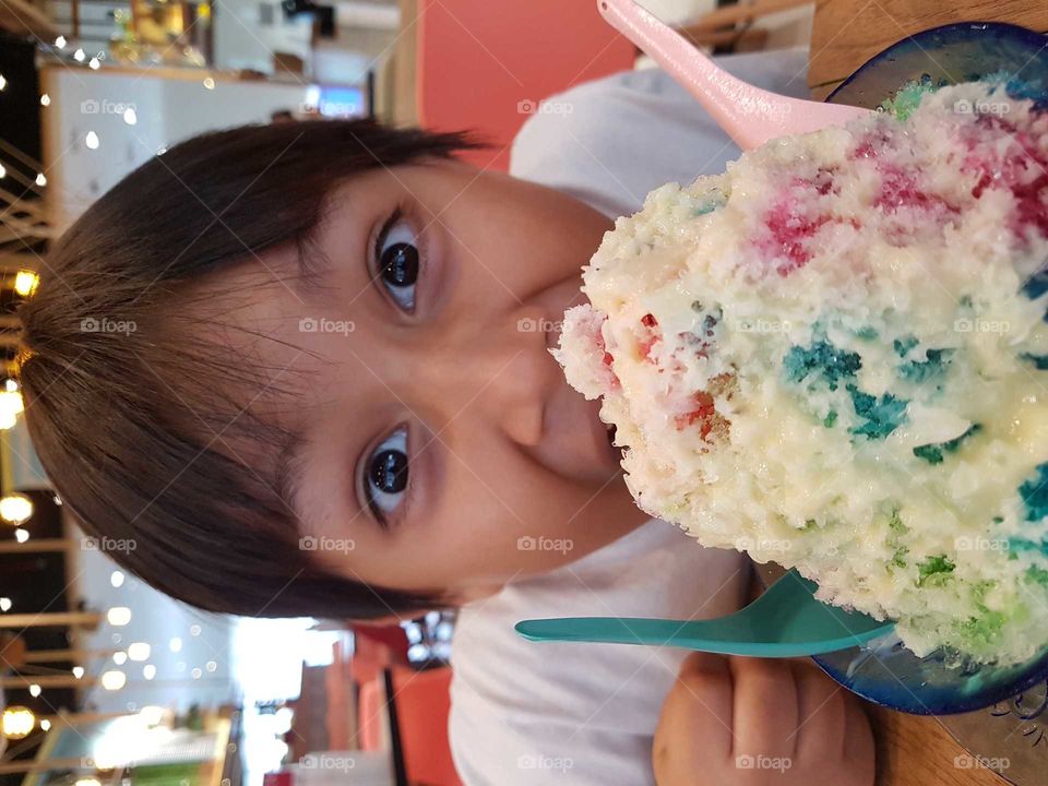 kid eating bingsu korean ice cream