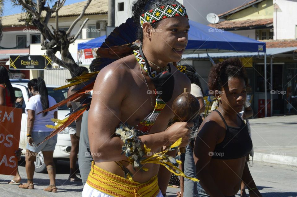 Indígena dançando suas músicas tradicionais 