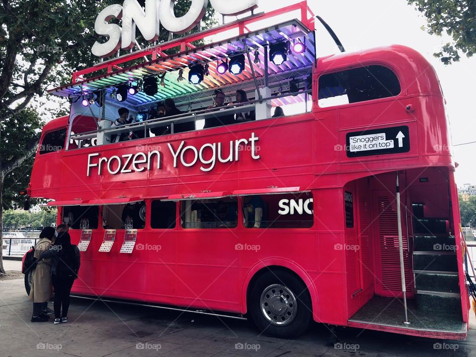 Frozen yogurt magenta food truck in London, small business 