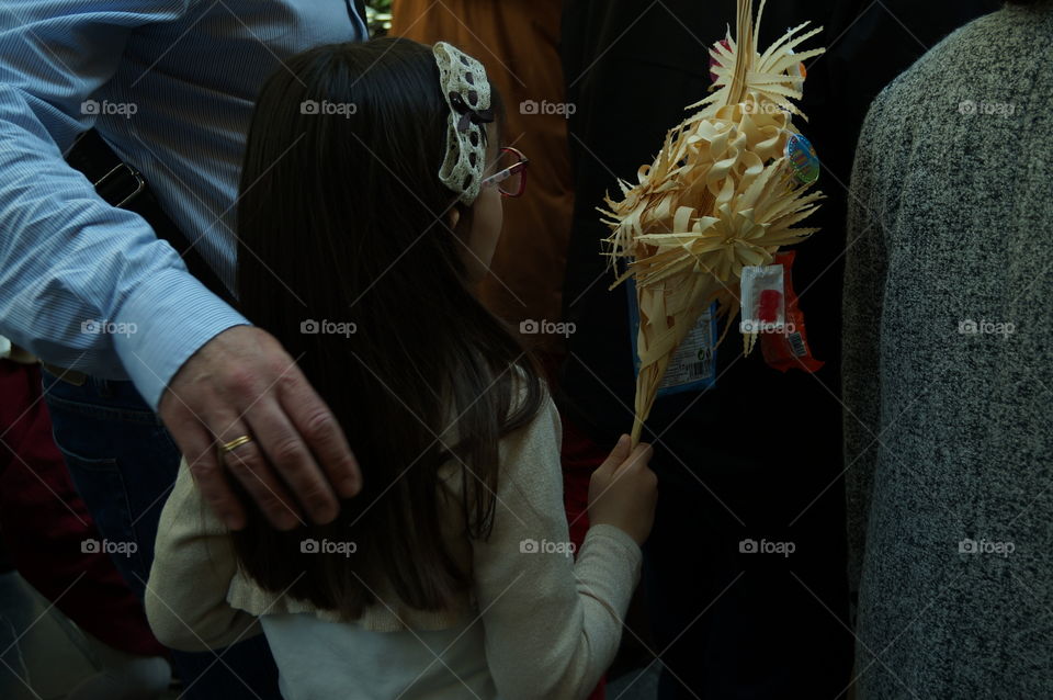 Niña con su papá en Domingo de Ramos